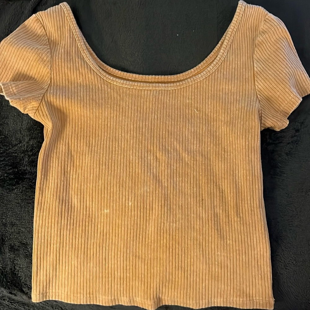 Mustard yellow colored. Fitted ribbed wild fable top